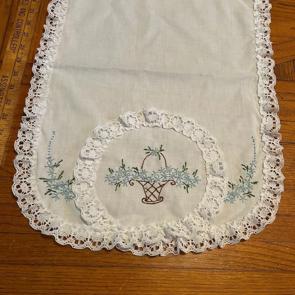 VTG Embroidered Flower Basket Lace Trim White Cotton Table Runner Cottagecore